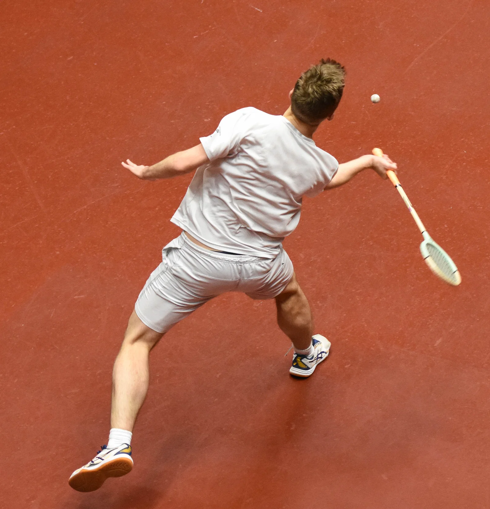Player in action on the rackets court